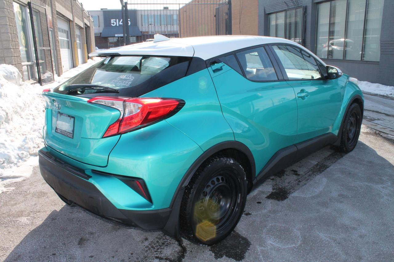 2018 Toyota C-HR XLE Photo2