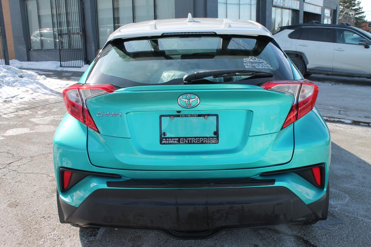 2018 Toyota C-HR XLE Photo3