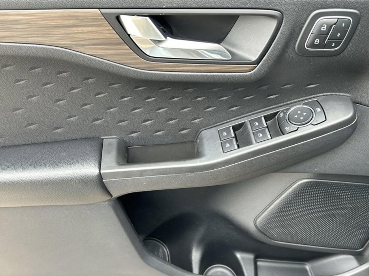 2020 Ford Escape Titanium Hybrid AWD | No Accidents | One Owner |Panoramic Roof | Leather Seats Photo