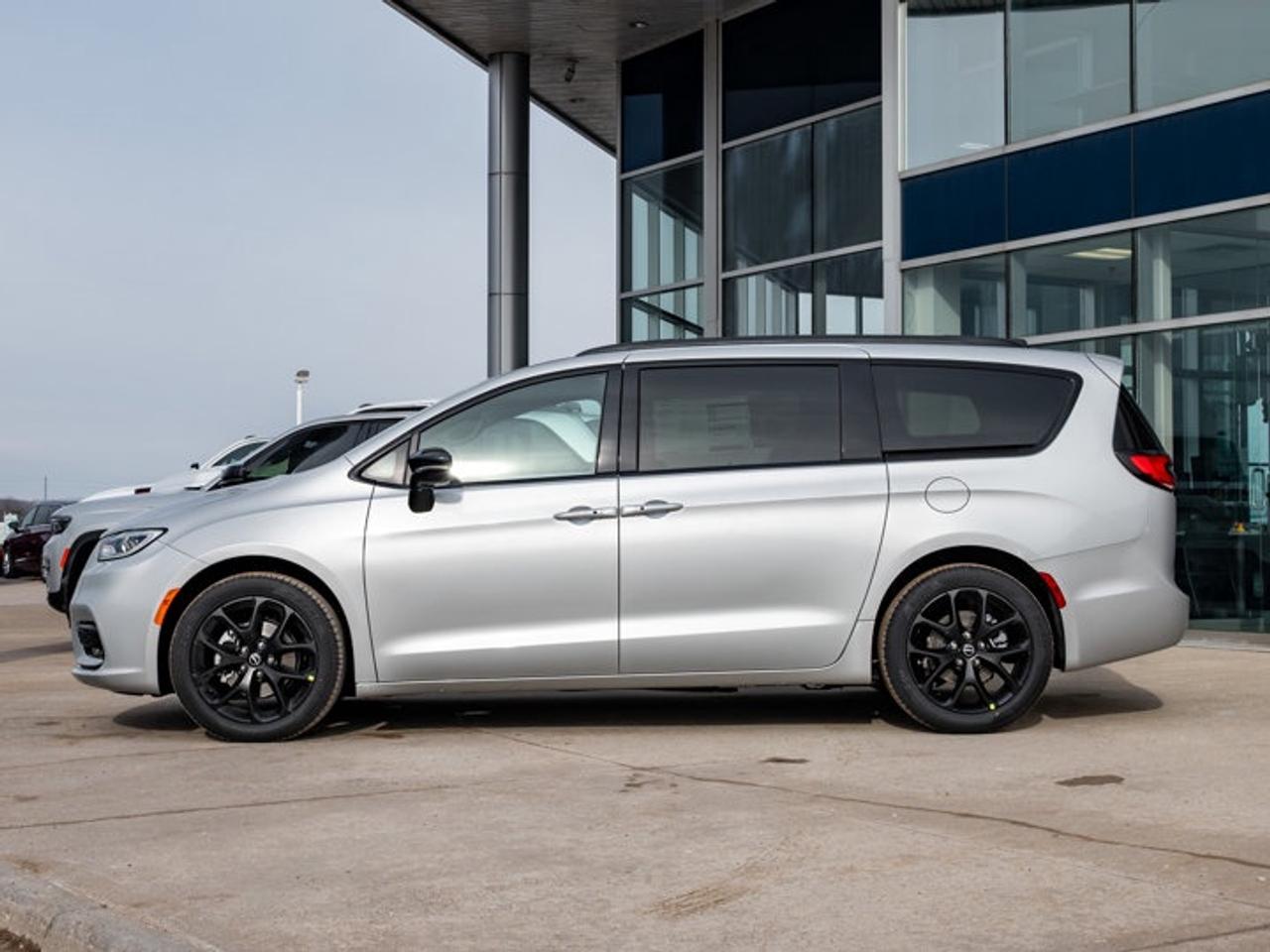 2026 Chrysler Pacifica Select Photo