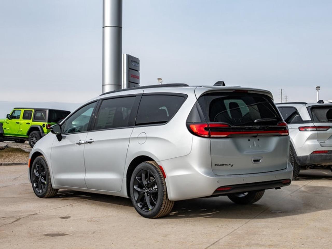 2026 Chrysler Pacifica Select Photo