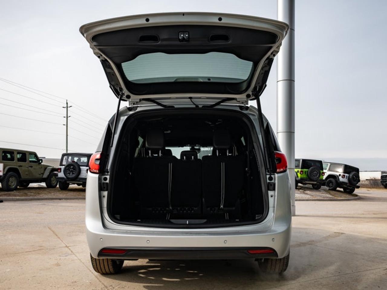2026 Chrysler Pacifica Select Photo