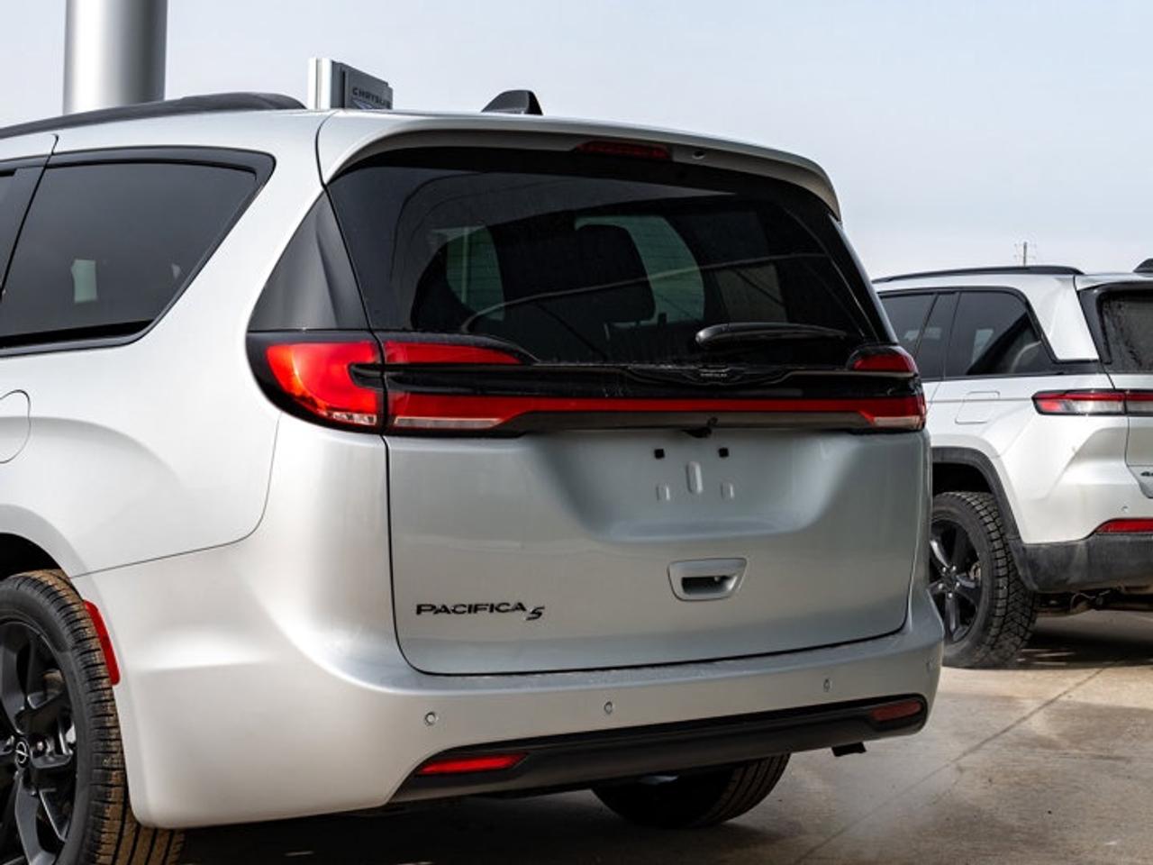 2026 Chrysler Pacifica Select Photo