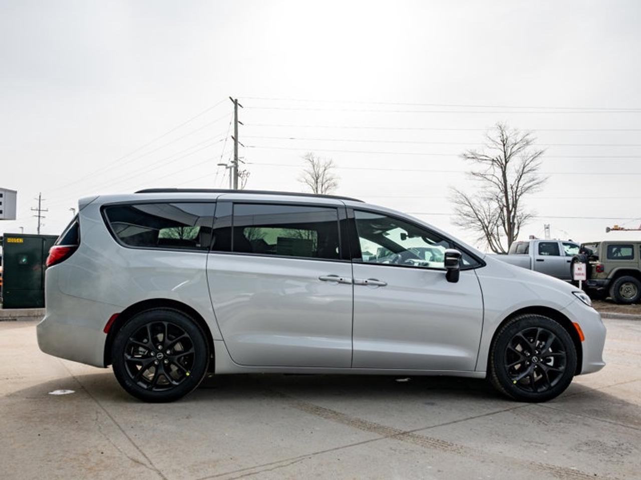 2026 Chrysler Pacifica Select Photo