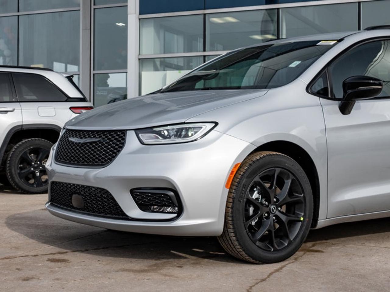 2026 Chrysler Pacifica Select Photo