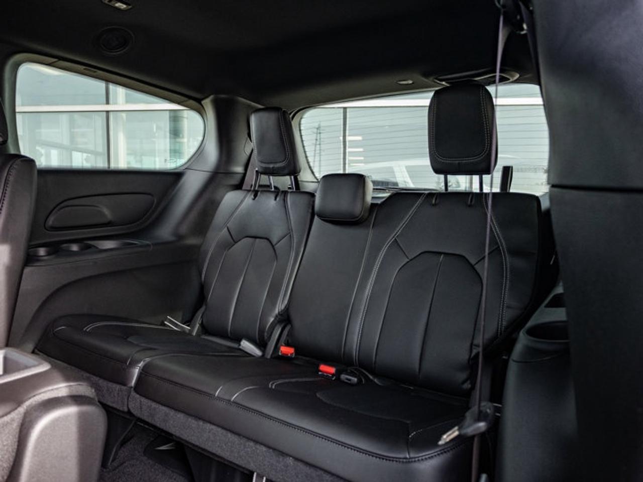 2026 Chrysler Pacifica Select Photo