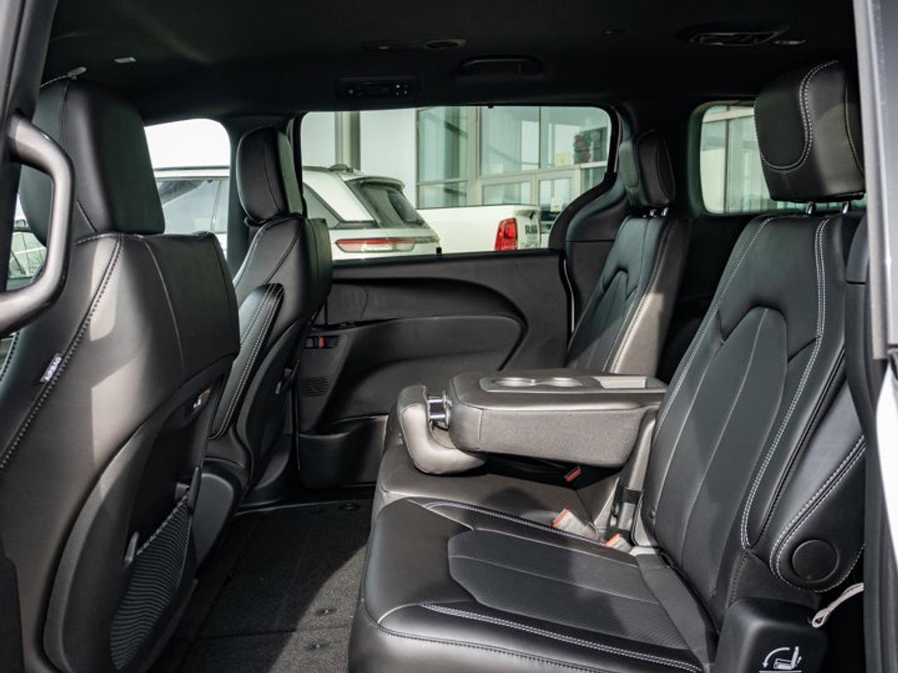 2026 Chrysler Pacifica Select Photo