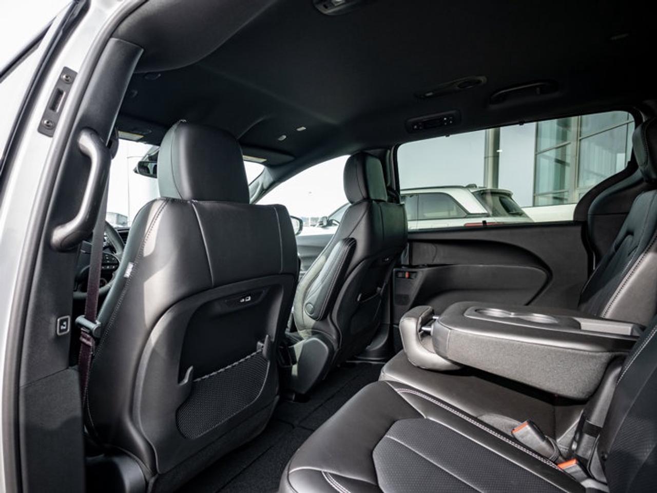 2026 Chrysler Pacifica Select Photo