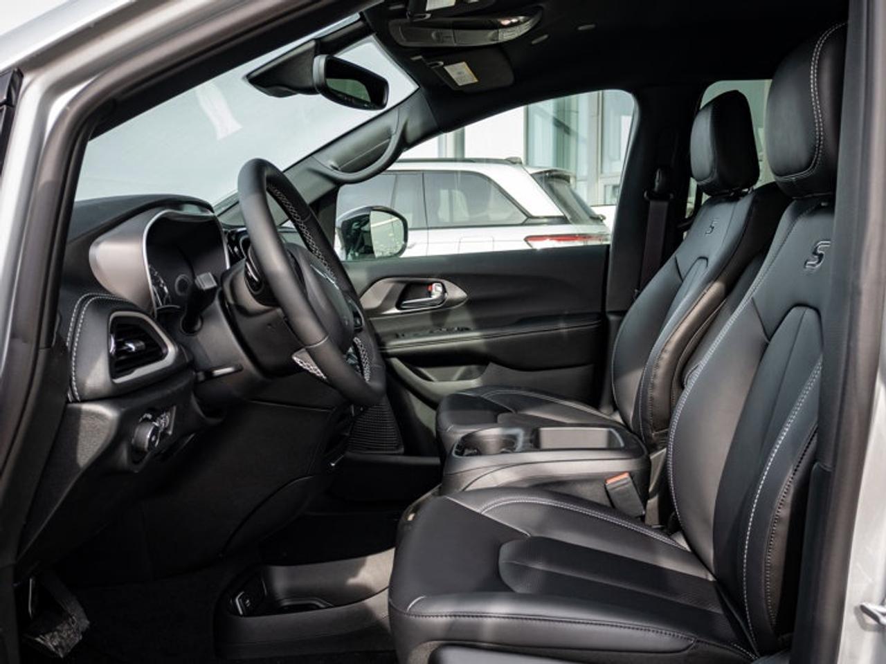 2026 Chrysler Pacifica Select Photo