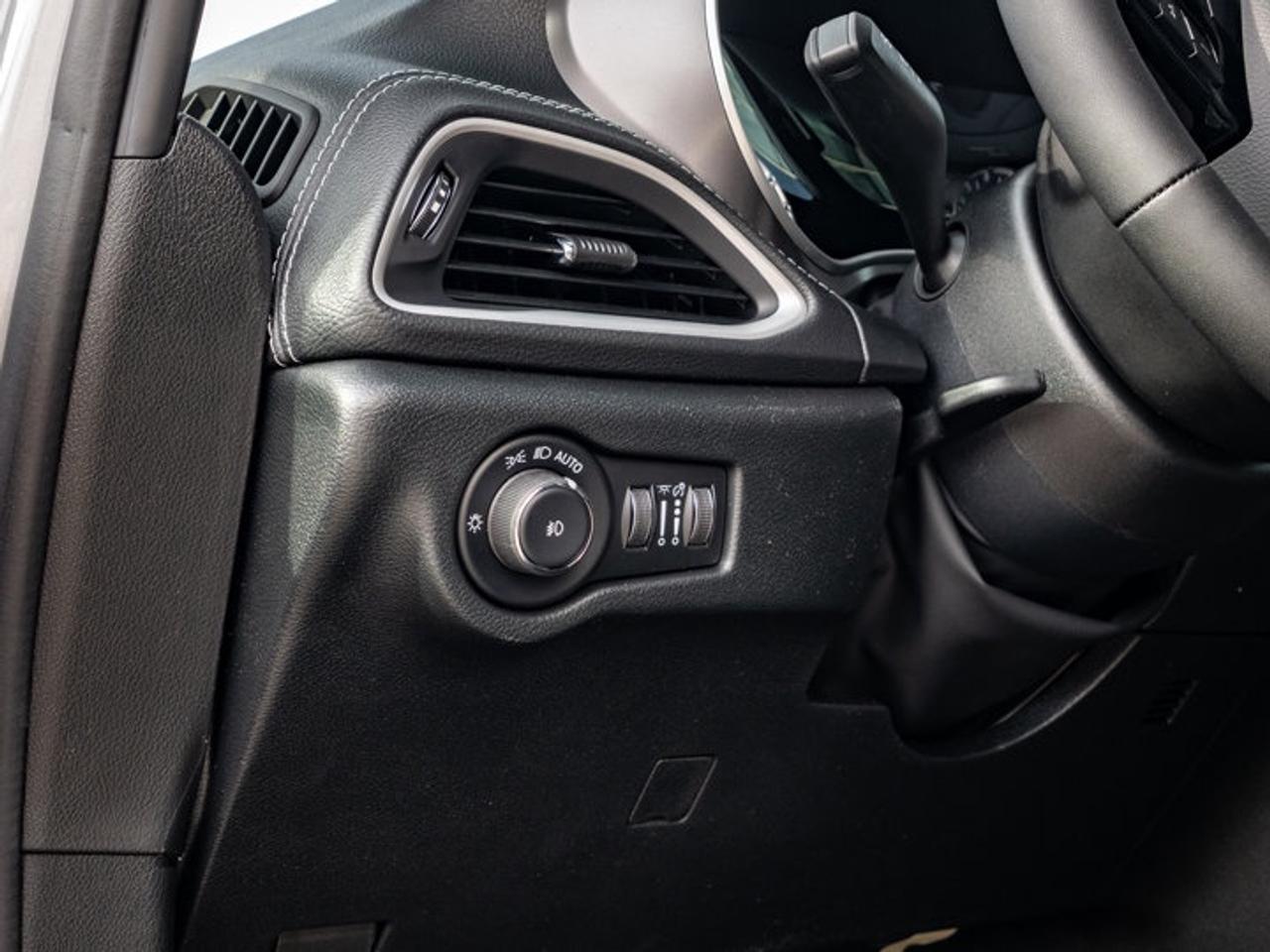 2026 Chrysler Pacifica Select Photo