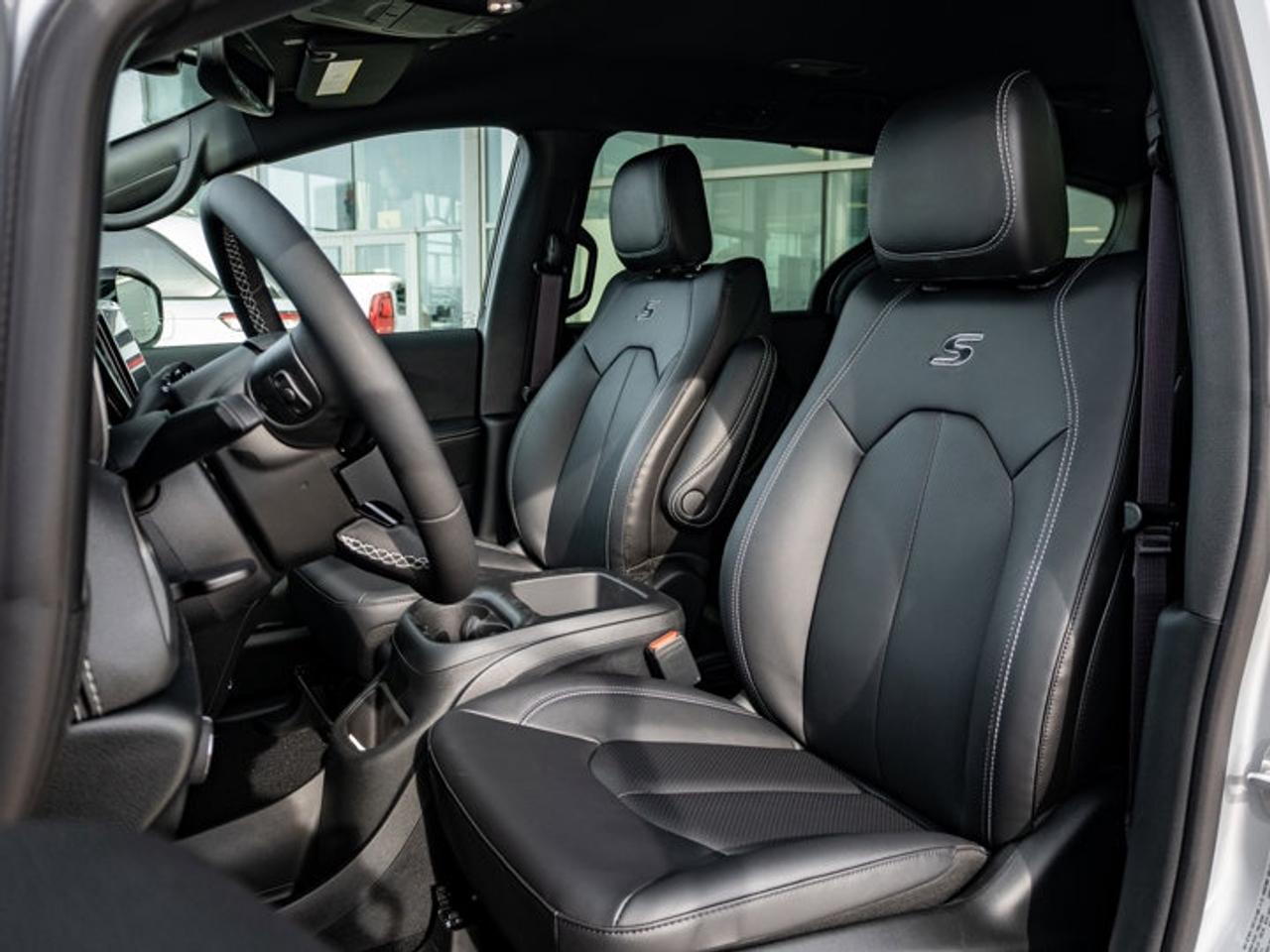 2026 Chrysler Pacifica Select Photo