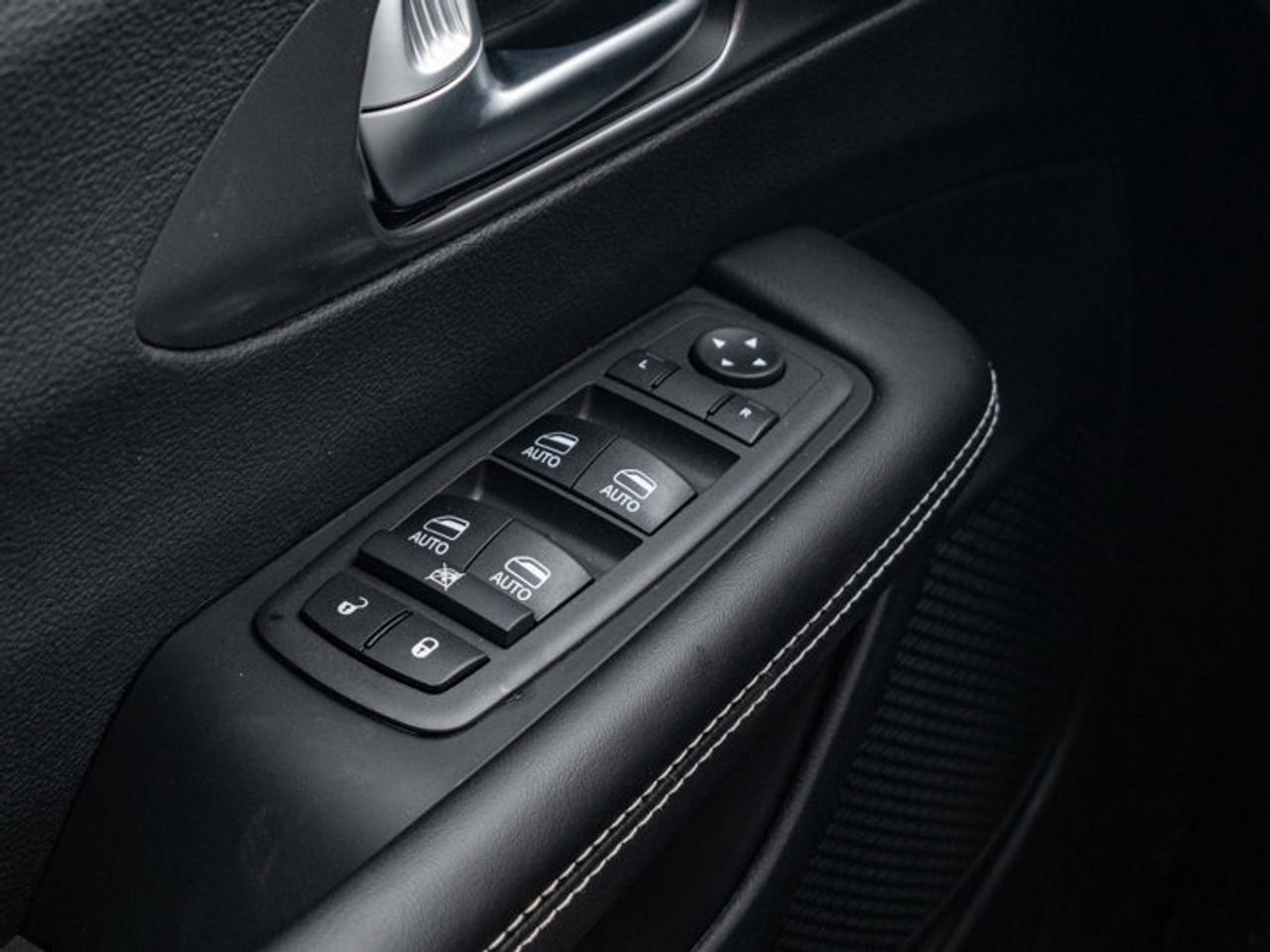 2026 Chrysler Pacifica Select Photo