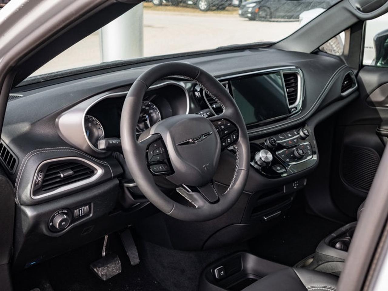 2026 Chrysler Pacifica Select Photo