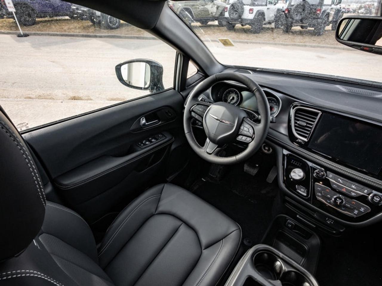 2026 Chrysler Pacifica Select Photo