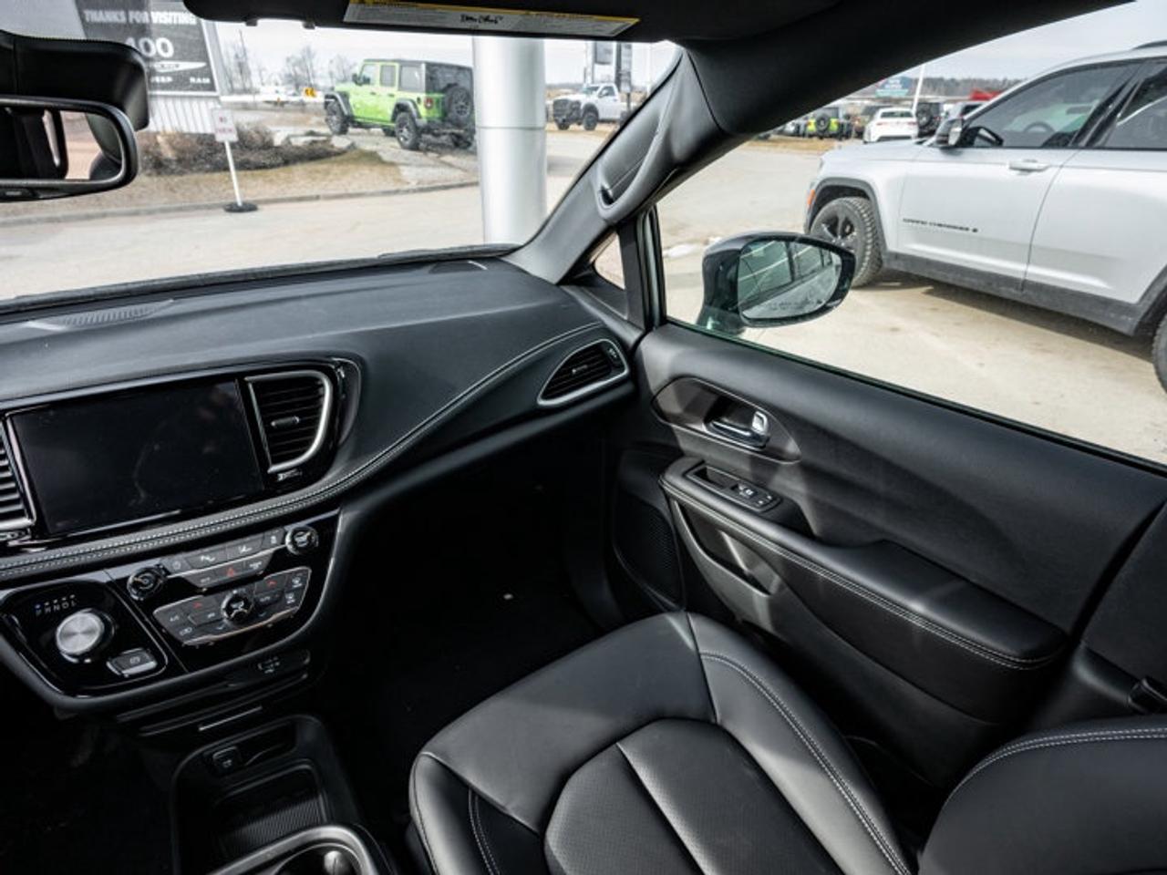2026 Chrysler Pacifica Select Photo