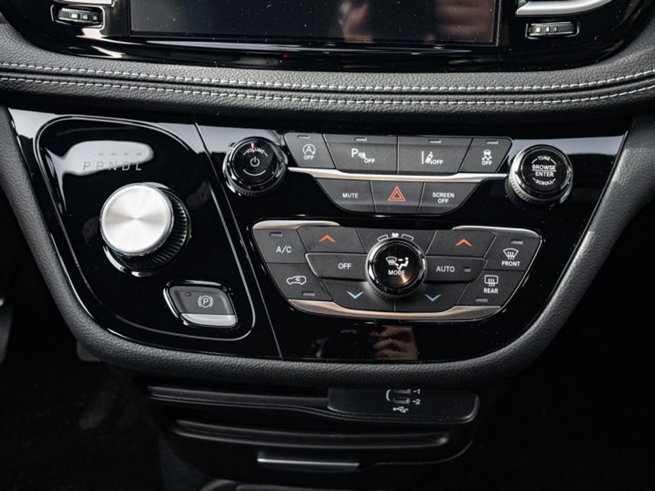 2026 Chrysler Pacifica Select Photo