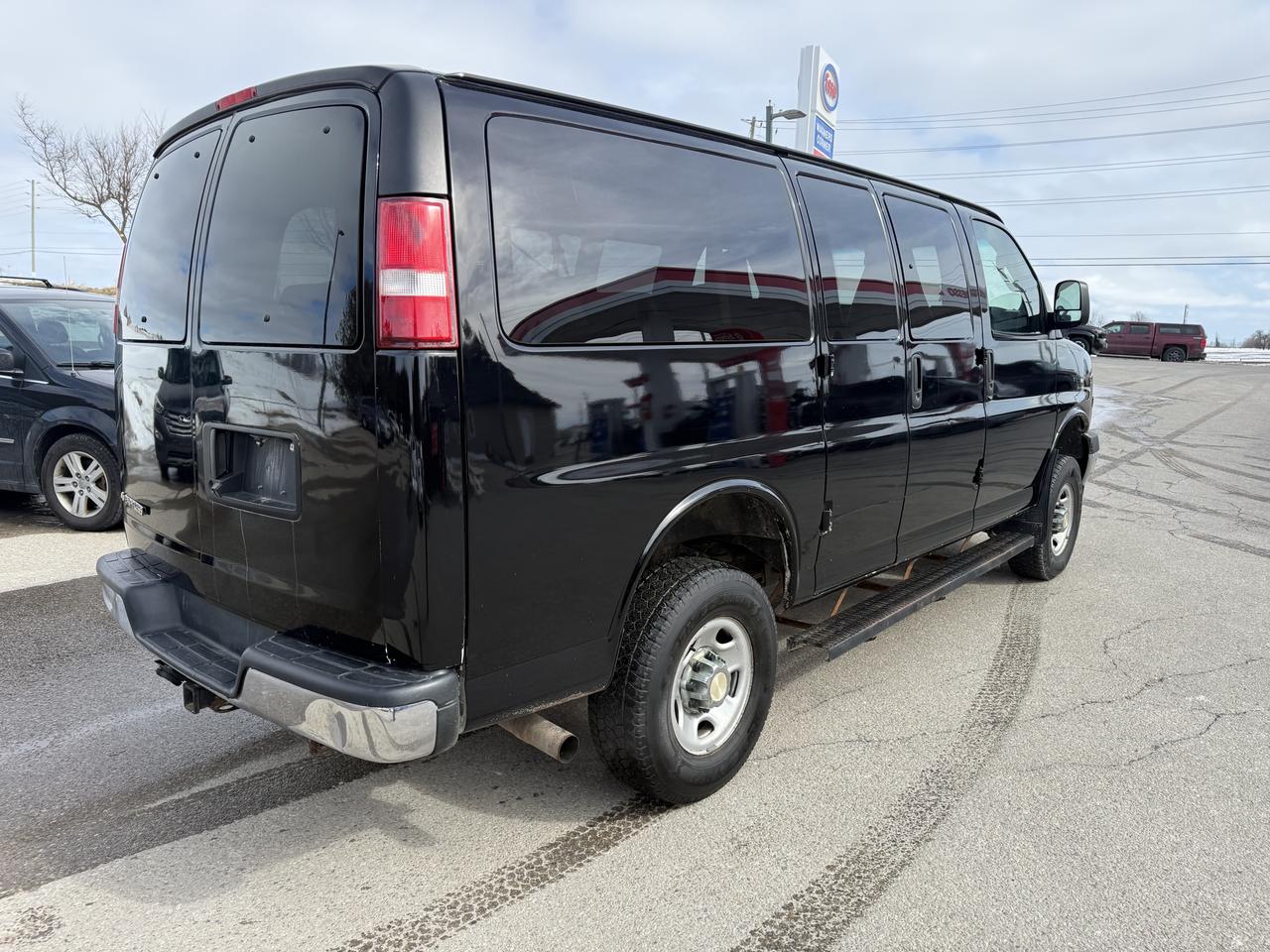 2017 Chevrolet Express LT 12 passangers 6.0L engine 4x4 Photo