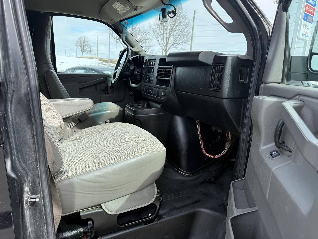 2017 Chevrolet Express LT 12 passangers 6.0L engine 4x4 Photo