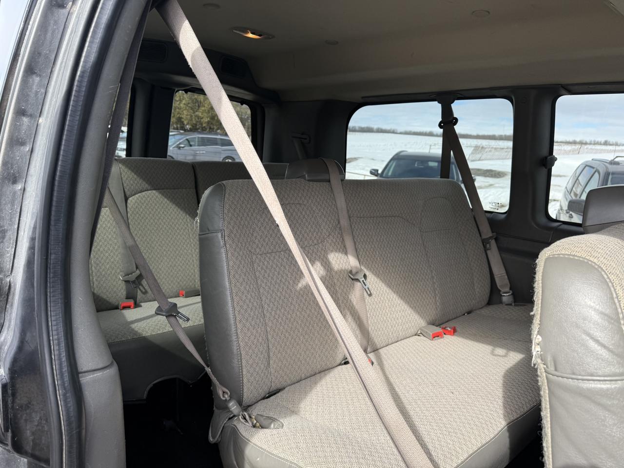 2017 Chevrolet Express LT 12 passangers 6.0L engine 4x4 Photo