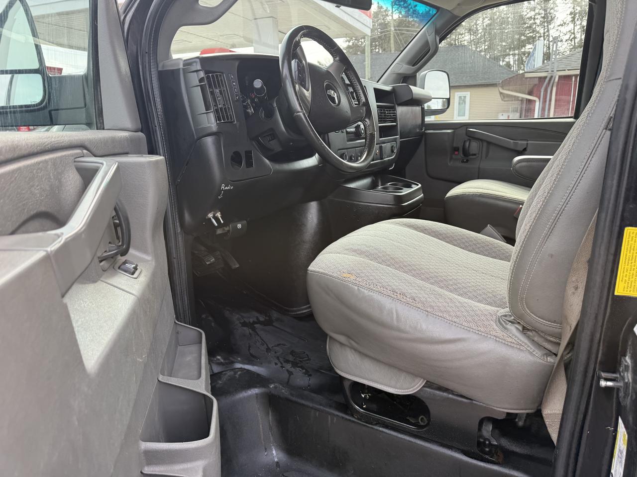 2017 Chevrolet Express LT 12 passangers 6.0L engine 4x4 Photo