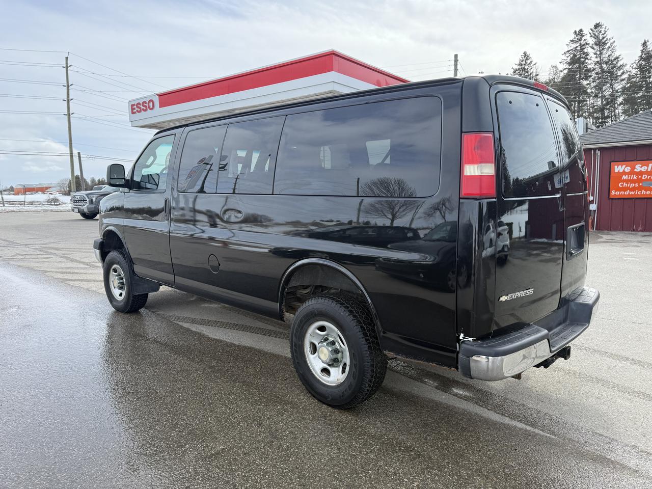 2017 Chevrolet Express LT 12 passangers 6.0L engine 4x4 Photo