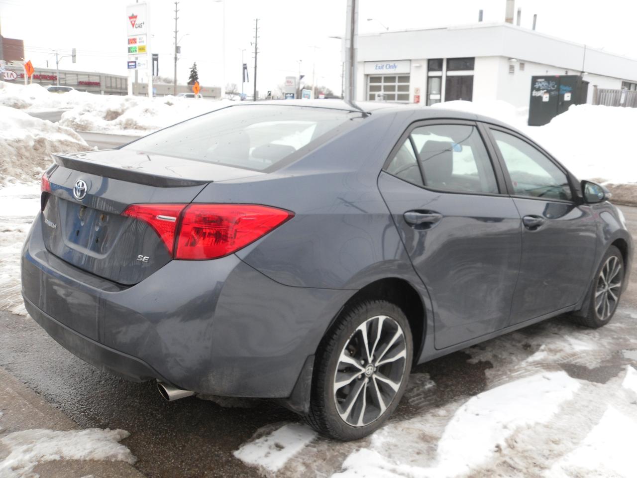2017 Toyota Corolla 4DR SDN CVT SE Photo3