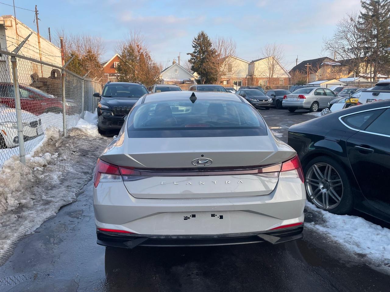 2022 Hyundai Elantra Preferred *HEATED SEAT & STEERING, LOW KM, SAFETY* Photo4