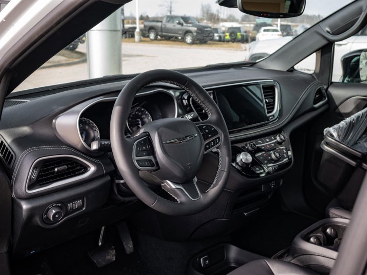 2026 Chrysler Pacifica Select Photo