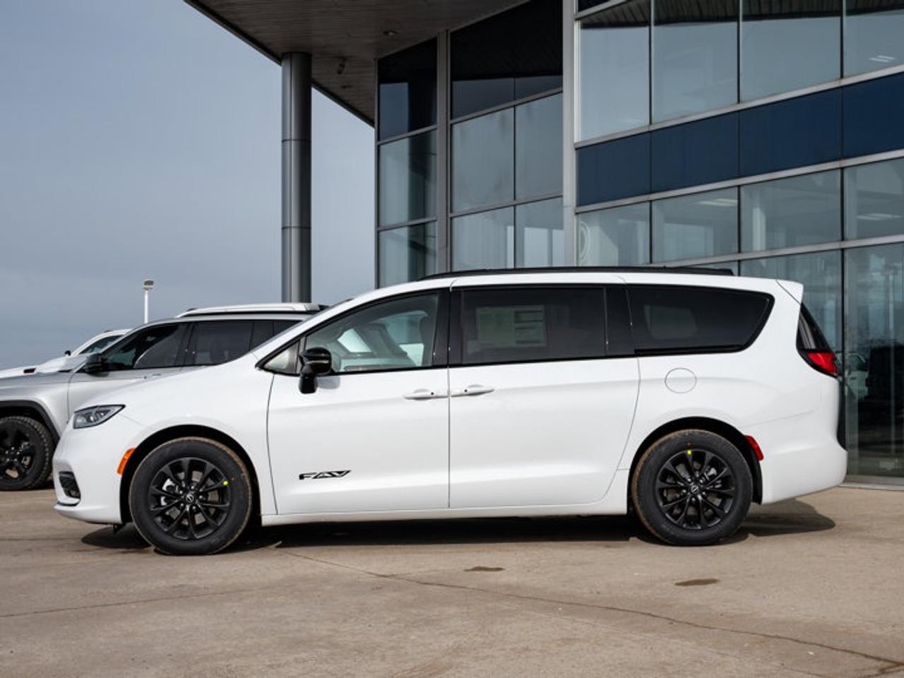 2026 Chrysler Pacifica Select Photo4