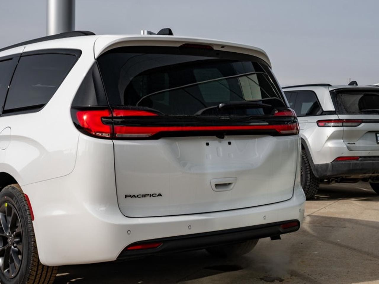 2026 Chrysler Pacifica Select Photo