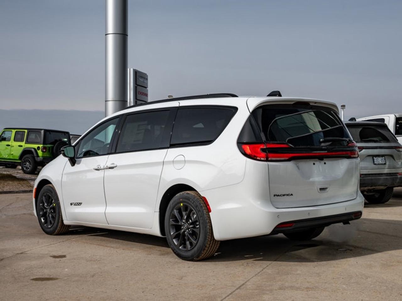2026 Chrysler Pacifica Select Photo