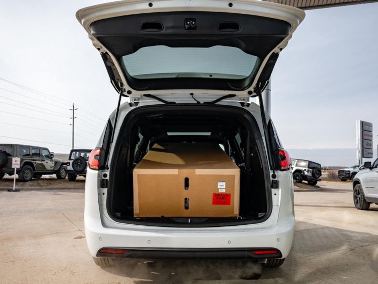 2026 Chrysler Pacifica Select Photo