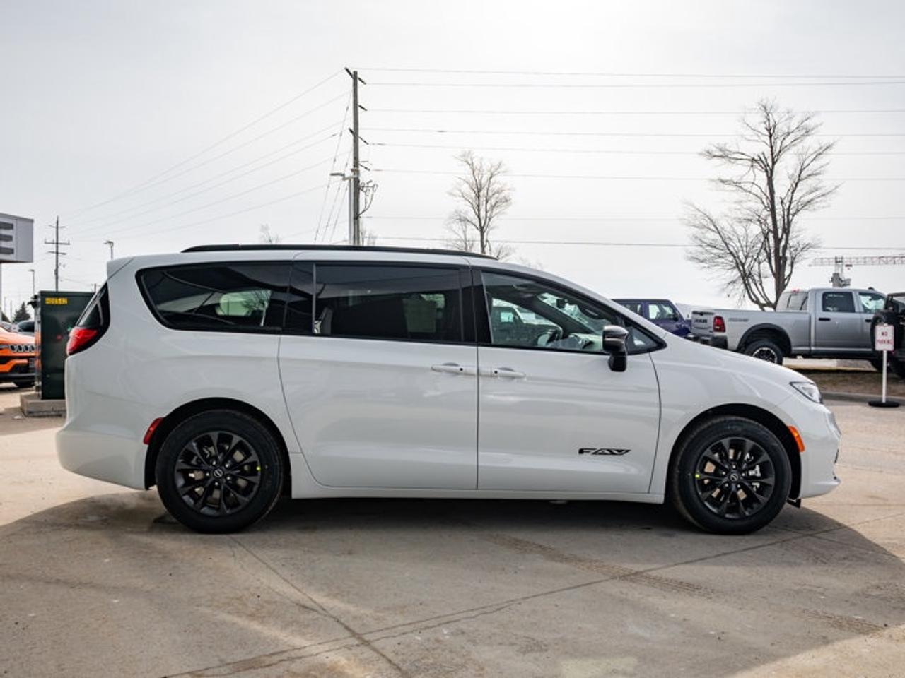 2026 Chrysler Pacifica Select Photo