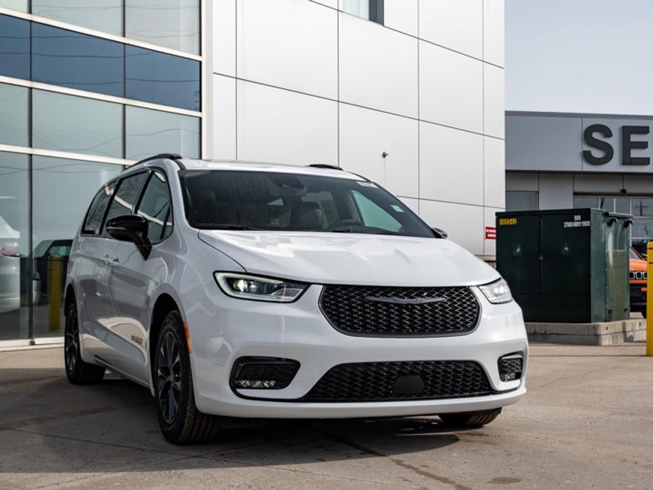 2026 Chrysler Pacifica Select Photo