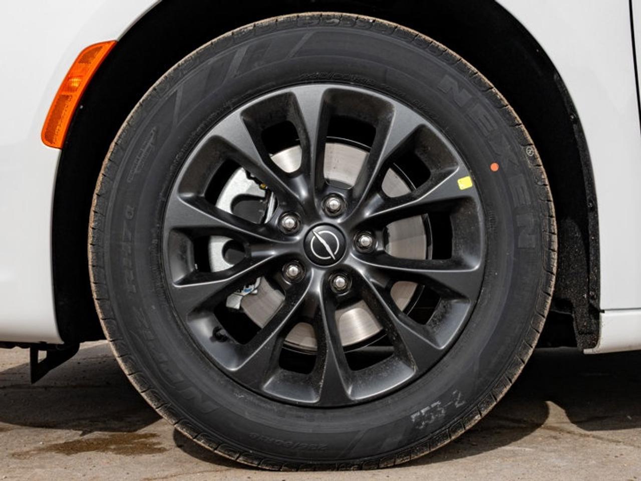 2026 Chrysler Pacifica Select Photo