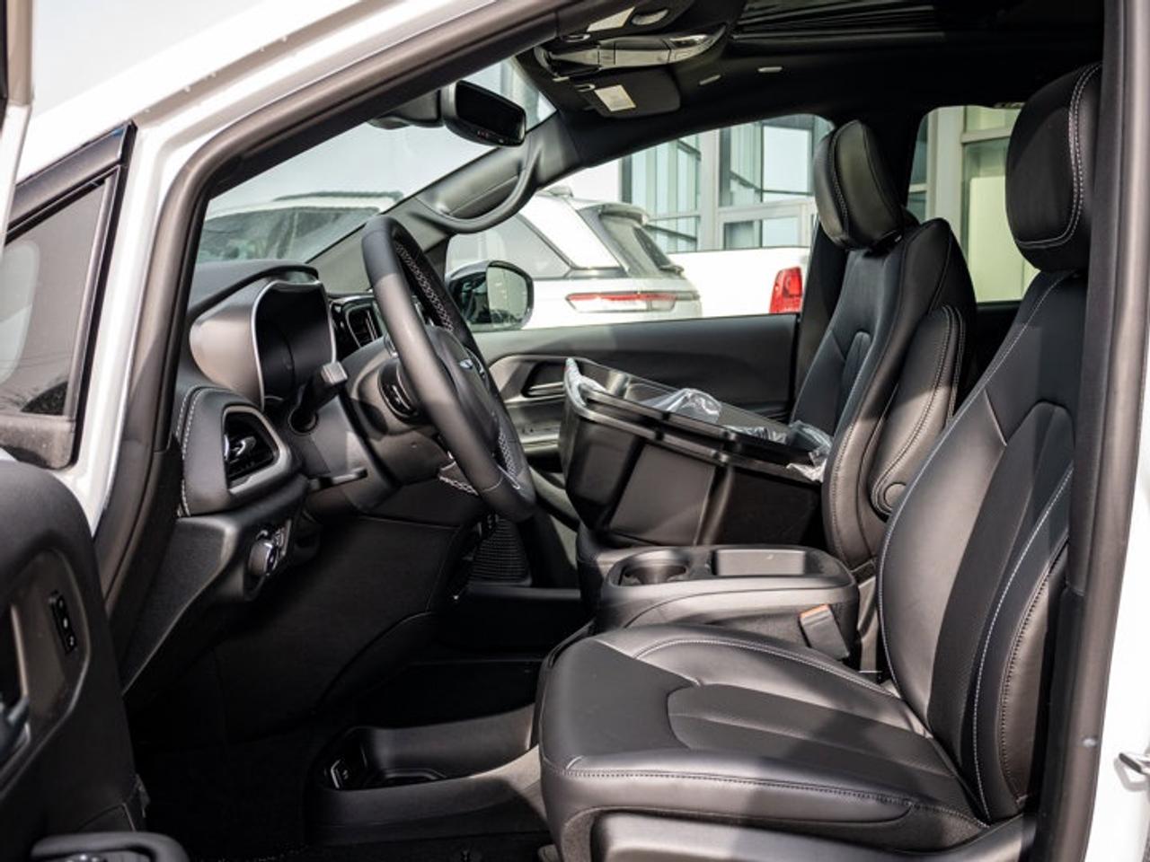 2026 Chrysler Pacifica Select Photo