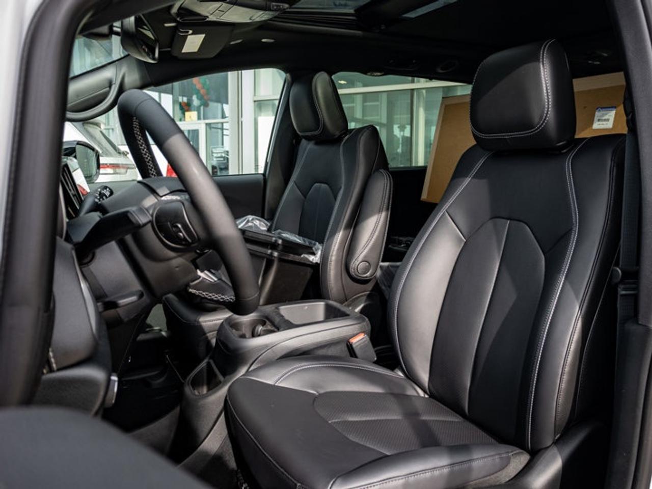 2026 Chrysler Pacifica Select Photo