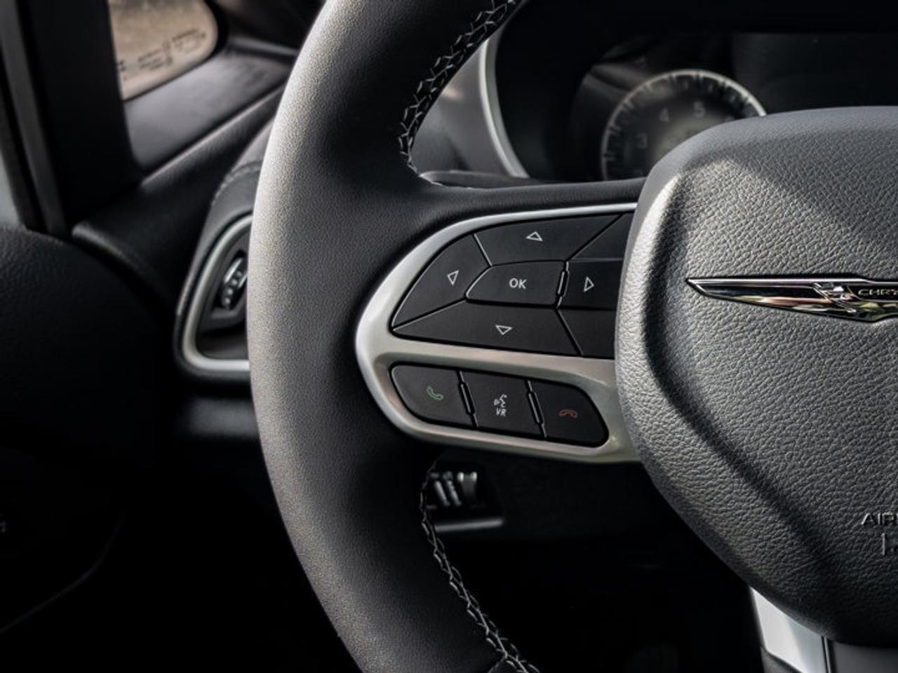 2026 Chrysler Pacifica Select Photo