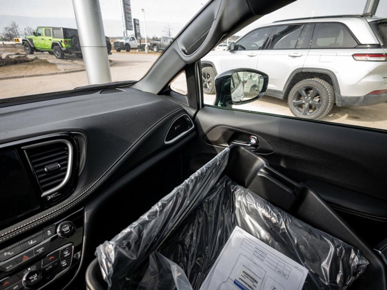 2026 Chrysler Pacifica Select Photo