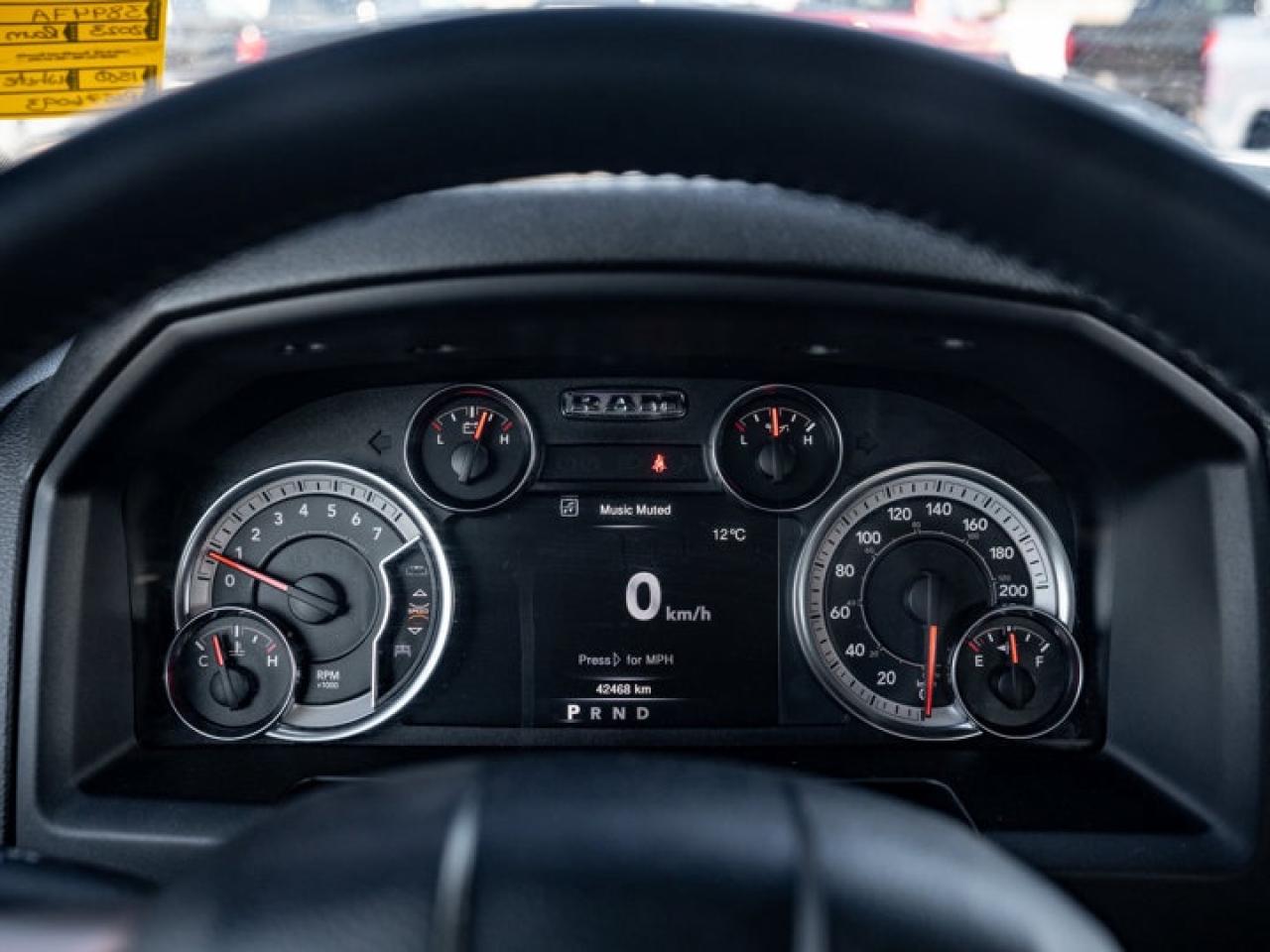 2023 RAM 1500 Classic WARLOCK Photo3