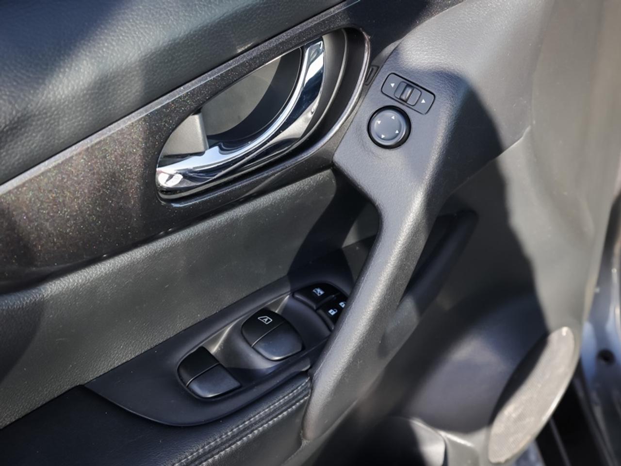 2017 Nissan Rogue - $97 B/W Photo