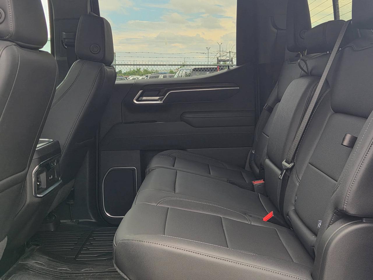 2026 GMC Sierra 1500 SLT Photo