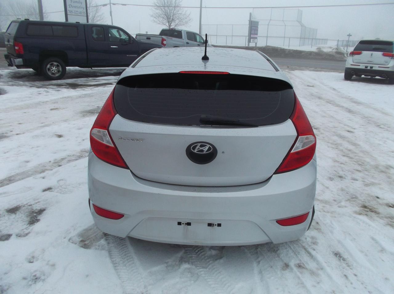 2012 Hyundai Accent GLS Photo3