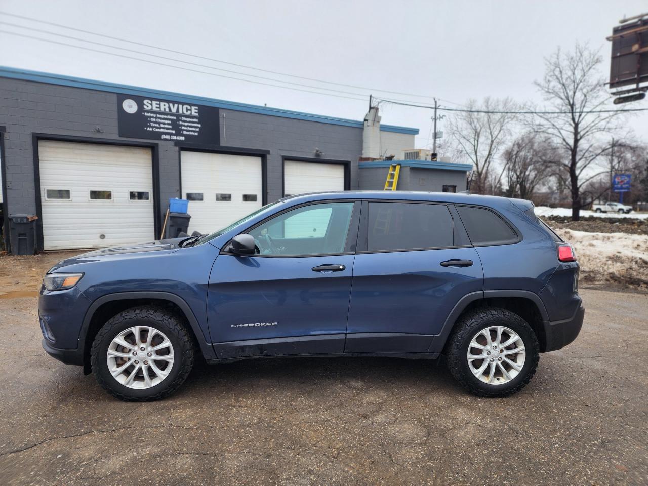 2020 Jeep Cherokee Sport l Clean Carfax l One Owner l AWD Photo3