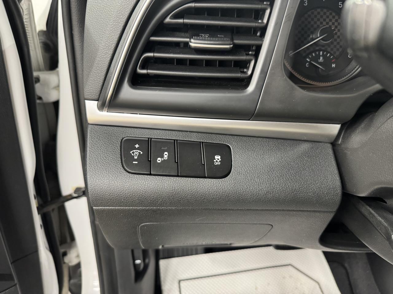 2019 Hyundai Elantra PREFERRED AUTO | LOW KMS | CARPLAY/ANDROID AUTO Photo