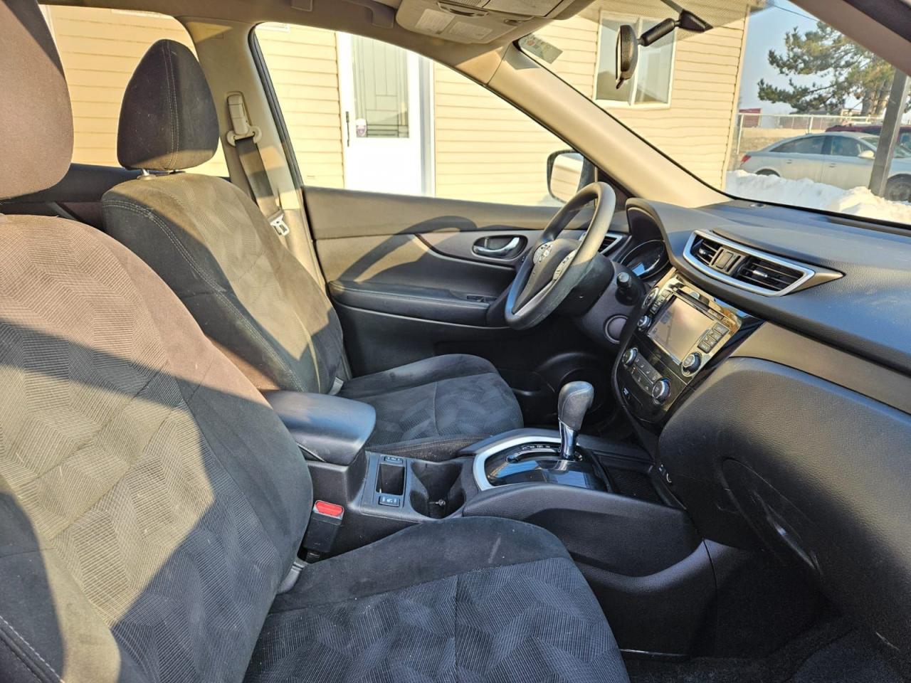 2016 Nissan Rogue AWD 4dr SV Photo