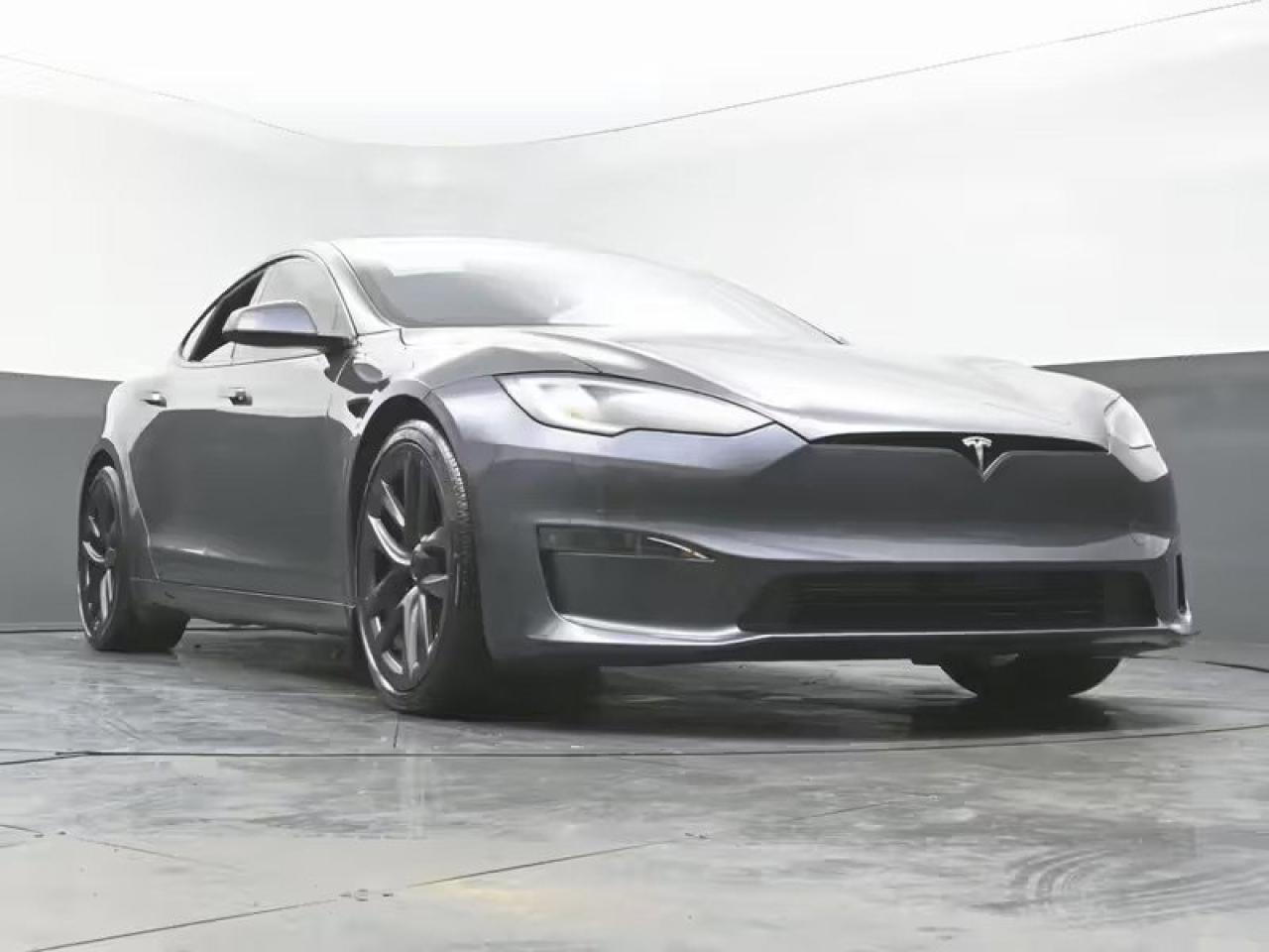 2022 Tesla Model S Plaid Photo
