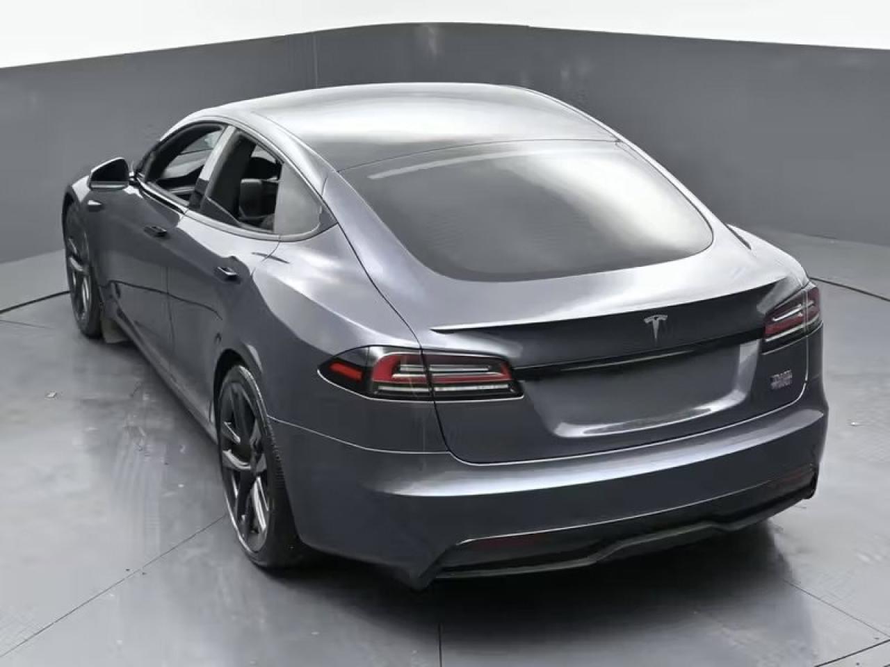 2022 Tesla Model S Plaid Photo