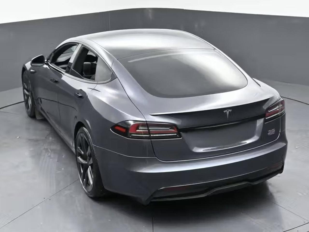 2022 Tesla Model S Plaid Photo
