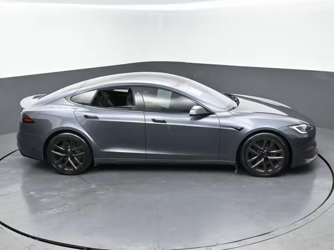 2022 Tesla Model S Plaid Photo